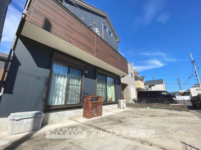 ~武蔵村山残堀~Existing Homeの駐車場|【car　space】
◆駐車場◆車を2台停めても余裕のある駐車スペース。自転車やベビーカーも楽々通る広さが嬉しいですね。