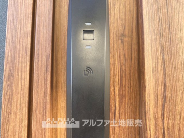 ~武蔵村山残堀~Existing Homeの設備|【Security Cardkey】
◆セキュリティーカードキー◆ICチップ内蔵カードを近づければ施錠・解錠ができます。又停電の非常時には非常用シリンダーで施解錠が可能な為安心です。