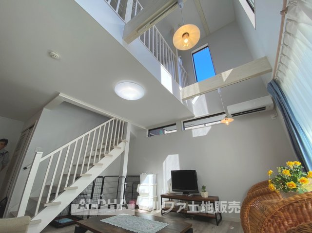 ~武蔵村山残堀~Existing Homeの居間・リビング|【Livingroom】
◆爽やかな空間◆窓をあけるとリビングに通り抜ける清々しく心地よい冷涼なそよ風がこの空間を涼しくしてくれる。風通しの良さは人にとっても家にとっても健康的で気持ちいいものです。