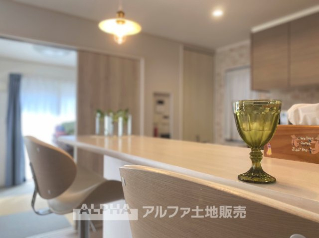 ~武蔵村山残堀~Existing Homeの居間・リビング|【Comfortable living】
◆居心地のいい暮らし◆には欠かせない眩い採光。ゆったりとした幅の窓からこの空間に降り注ぐ採光が絶えない。明るいリビングこそ居心地のいい暮らしが待っていると思う
