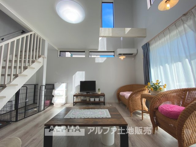 ~武蔵村山残堀~Existing Homeの居間・リビング|【Living room】
◆時を忘れる場所◆ここにはみんなが集い、食事と楽しい会話が始まる。話に夢中になりすぎて、ついつい時を忘れ夜半過ぎになってしまう。そんな束の間の幸せを感じさせてくれる場所。