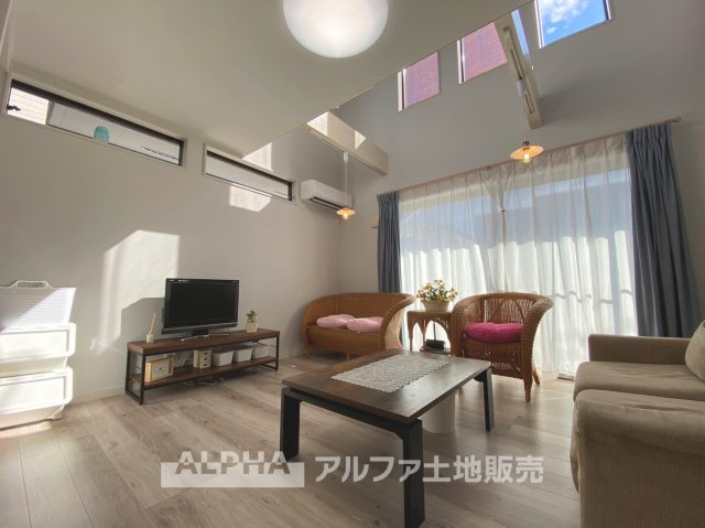 ~武蔵村山残堀~Existing Homeの居間・リビング|【The situation】
◆シチュエーション◆リビングルームのドアを開くと、窓から飛び込むのは緑と光の風光明媚な景色。僕の目に映るは、ここで家族と会話をワイワイガヤガヤ楽しんでいる様子。