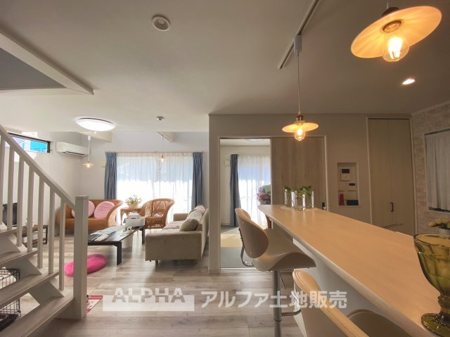 ~武蔵村山残堀~Existing Homeの居間・リビング|【Holiday of a home】
◆季節外れのホームホリディ◆喧噪から離れ広々したリビングでゆったりと過ごす。そんな休日があっていい。『何もしない時を楽しむ』そんな贅沢な時間を家族と堪能する。