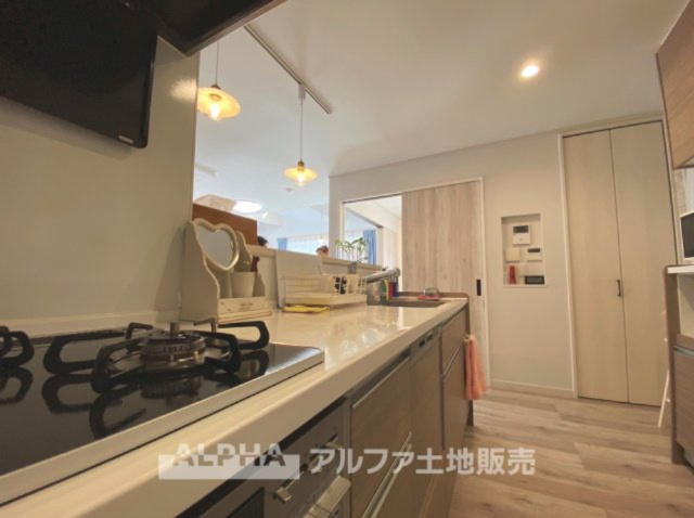 ~武蔵村山残堀~Existing Homeのキッチン|【IH cooking heater】
◆IHクッキングヒーター◆火を使わず調理できる為、小さなお子様が居ても安心のアイテム。お掃除もサッとひと拭きで綺麗になるので楽チンですね。