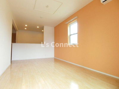 【居間・リビング】 | ブリーズコリーヌⅡ | 角部屋で２面に窓があります。