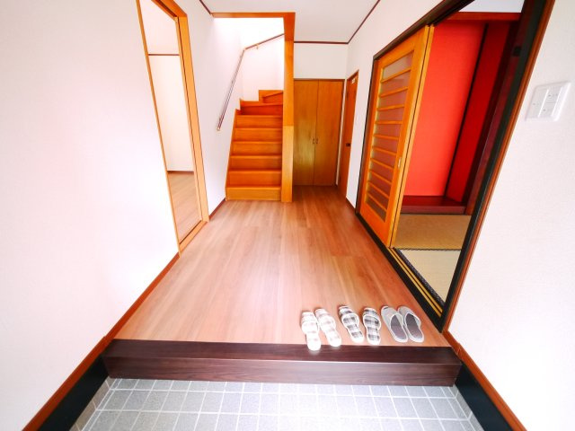 茂原市六ツ野　中古戸建の玄関|内外装リフォーム済み令和6年8月敷地約121坪 上下水 駐車3台可能 スーパーナリタヤ徒歩約5分