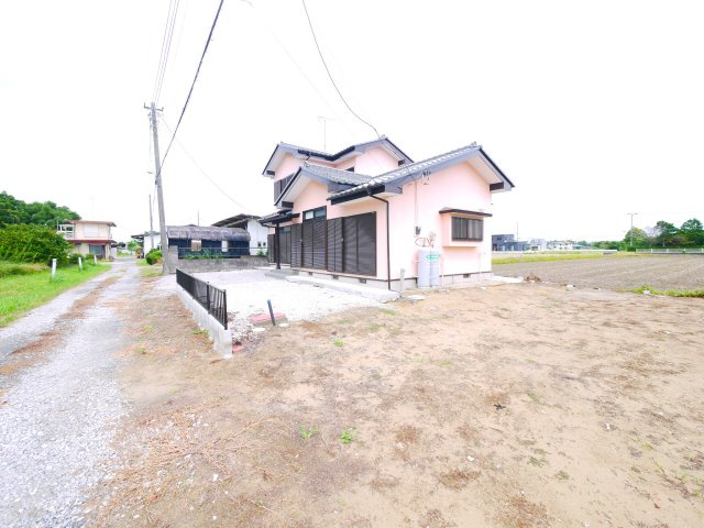 茂原市六ツ野　中古戸建の前面道路含む現地写真|内外装リフォーム済み令和6年8月敷地約121坪 上下水 駐車3台可能 スーパーナリタヤ徒歩約5分