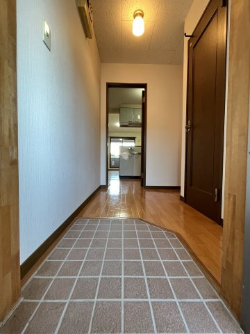 ミホ・コーポの玄関|※反転タイプの写真です。