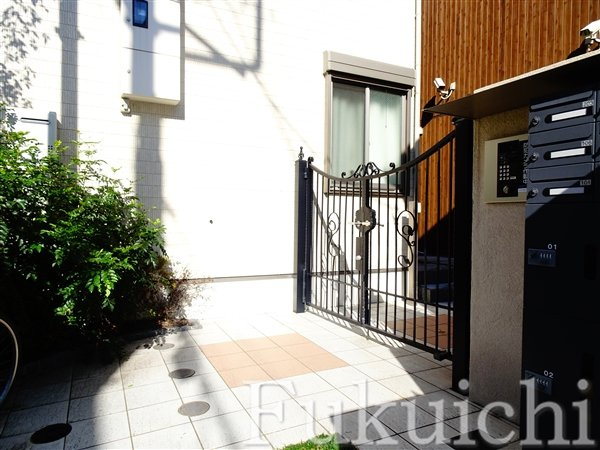 ウェルスクエア目黒中町のエントランス