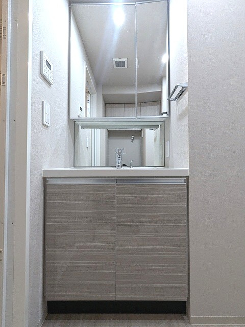 Urbanex千代田淡路町の洗面所|トイレと独立したハンドシャワー付2面鏡付洗面台です