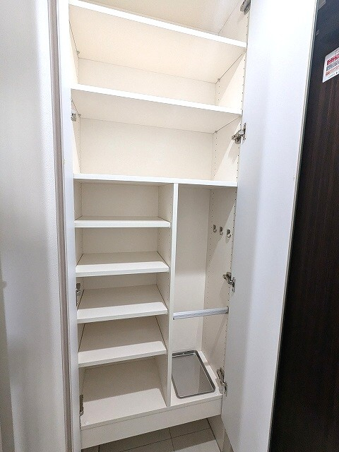 Urbanex千代田淡路町の玄関|傘入れ付きの収納豊富なトールタイプのシューズＢＯＸです