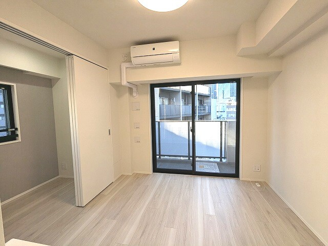 Urbanex千代田淡路町の設備|リビングに床暖房・エアコン・照明付、2.6帖洋室にウォークインクローゼット・ダウンライト付きです