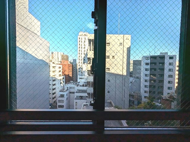 Urbanex千代田淡路町の設備|10F、4.5帖洋室からの眺望です、大通りから一歩入った静かな場所です、遮音性・防犯性・結露防止の遮熱公課の高いペアサッシの窓です