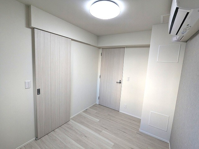 Urbanex千代田淡路町の設備|4.5帖洋室、エアコン・照明・ウォークインクローゼット付きです