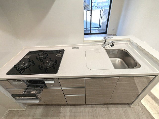 Urbanex千代田淡路町の設備|グリル付ガス3口システムカウンターキッチン、瀟洒でお手入れ楽なガラストップコンロ、豊富な収納