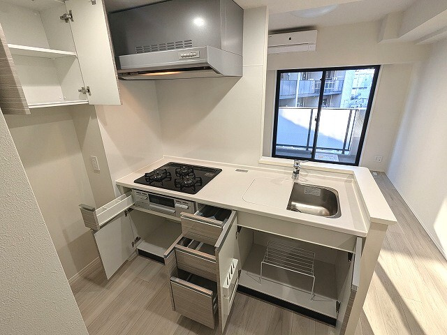 Urbanex千代田淡路町の設備|グリル付ガス3口システムカウンターキッチン、瀟洒でお手入れ楽なガラストップコンロ、豊富な収納