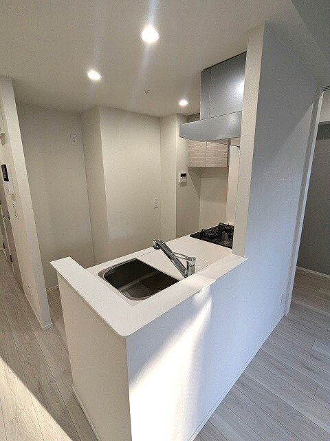 Urbanex千代田淡路町の設備|グリル付ガス3口システムカウンターキッチン、瀟洒でお手入れ楽なガラストップコンロ、豊富な収納