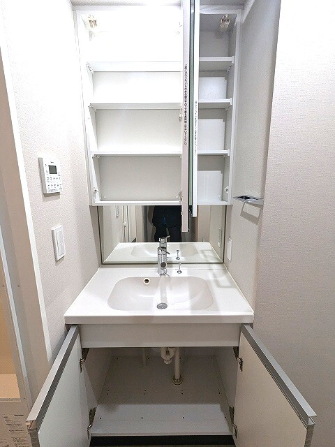 Urbanex千代田淡路町の設備|トイレと独立したハンドシャワー付2面鏡付洗面台です