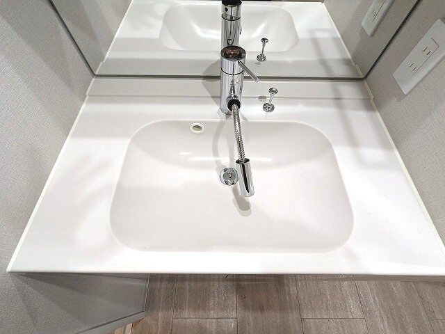 Urbanex千代田淡路町の設備|トイレと独立したハンドシャワー付2面鏡付洗面台です