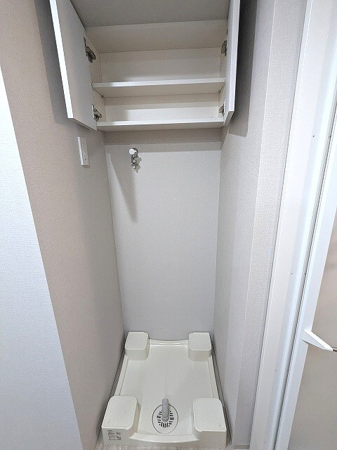 Urbanex千代田淡路町の設備|洗面室の洗濯機置場、お手入れし易い様に排水口を手前中央に配置し、足高の防水パンです