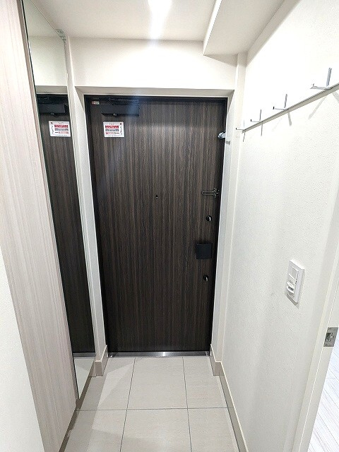 Urbanex千代田淡路町の設備|ディンプルキーのダブルロックセキュリティ、傘入れ付きの収納豊富なトールタイプのシューズＢＯＸ、姿見鏡付、人感センサー付玄関ライト、コートフック付です