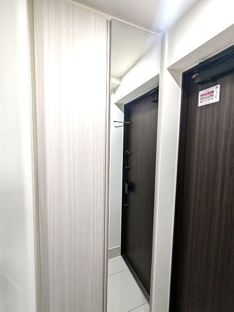 Urbanex千代田淡路町の設備|傘入れ付きの収納豊富なトールタイプのシューズＢＯＸ、姿見鏡付です