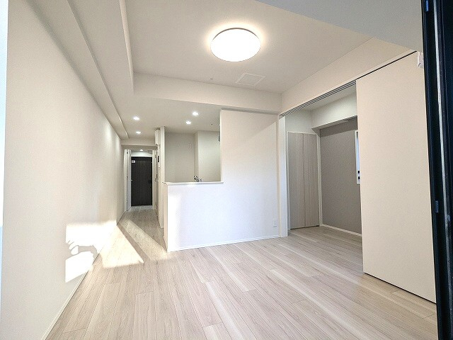 Urbanex千代田淡路町の居間・リビング|カウンターキッチン、リビングに床暖房・エアコン・照明付、2.6帖洋室にウォークインクローゼット・ダウンライト付きです