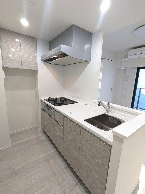 Urbanex千代田淡路町のキッチン|グリル付ガス3口システムカウンターキッチン、瀟洒でお手入れ楽なガラストップコンロ、豊富な収納