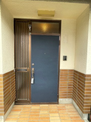 神田の一戸建ての玄関