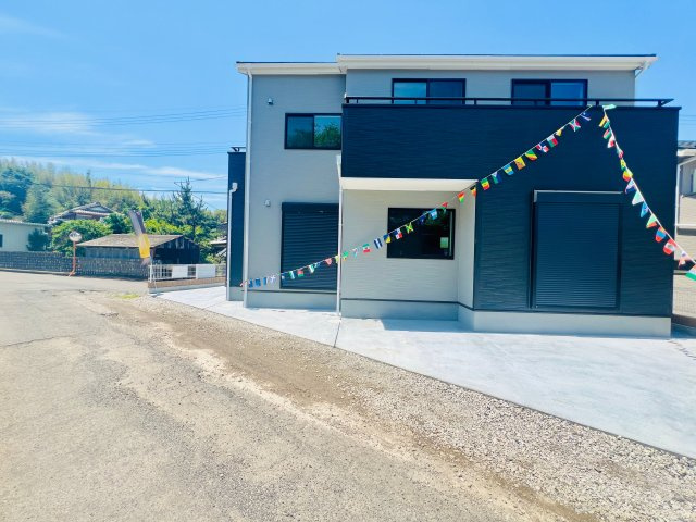 高崎市寺尾町の前面道路含む現地写真|駐車スペース２台分。お庭のスペースも♪