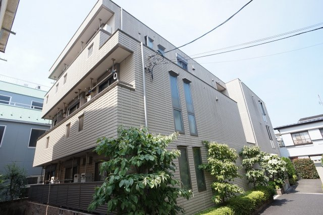 【外観】 | ビエント | 通りから少し奥まった場所に立つ3階建てヘーベルメゾンです