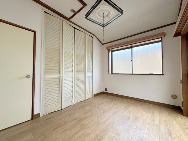 IZ戸建ての洋室