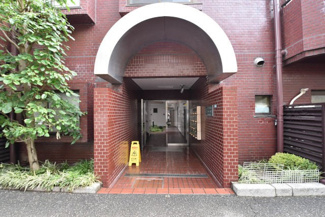 【エントランス】 | お客様を、そして住人を出迎えてくれるマンションのエントランス。ゴミが落ちていないことからも、管理状態の良さや住民の節度の高さが見て取れます。～即日のご見学可能～　お問合せはお気軽にどうぞ。