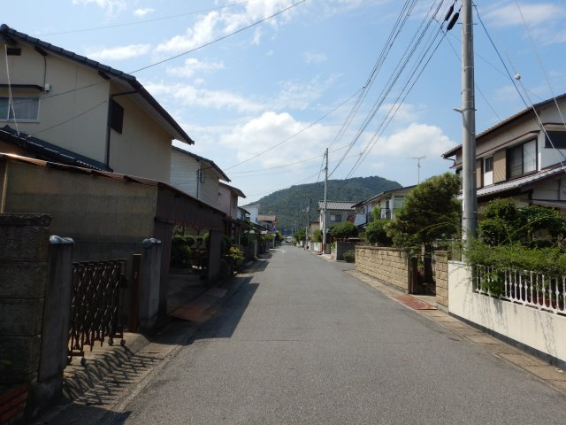 マリーナまで徒歩圏の家の前面道路含む現地写真