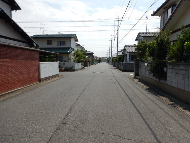 マリーナまで徒歩圏の家の前面道路含む現地写真