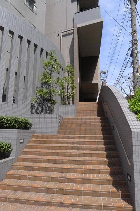 豊島区雑司が谷３丁目の賃貸マンションのエントランス