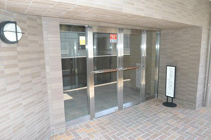豊島区雑司が谷３丁目の賃貸マンションのエントランス
