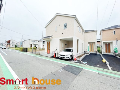 【前面道路含む現地写真】 | 大和市深見西　最終1棟！ | お住まいの前面道路が広いと駐車が楽になり、陽当たりも遮られないので明るく居心地の良いお家になります♪
