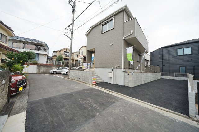 【横浜市保土ケ谷区法泉2丁目24-28新築戸建て】★仲介手数料無料★（初音ヶ丘小学校・橘中学校）の前面道路含む現地写真