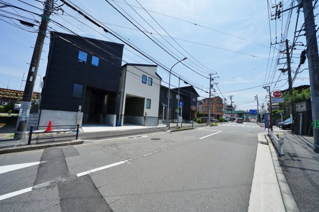 【横浜市保土ケ谷区狩場町152全2棟新築戸建て】★仲介手数料無料★（権太坂小学校・境木中学校）の前面道路含む現地写真