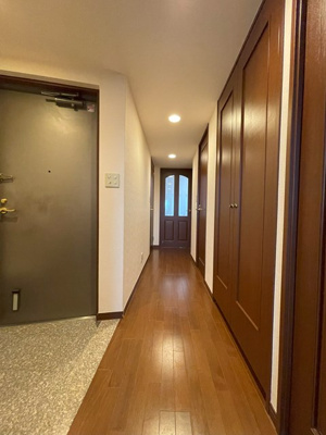 【展望】 | 新百合ヶ丘パークハウス三番街 | 玄関から室内への景観です！突き当たり正面の扉の奥に14.5帖のリビングダイニングキッチンがあります♪