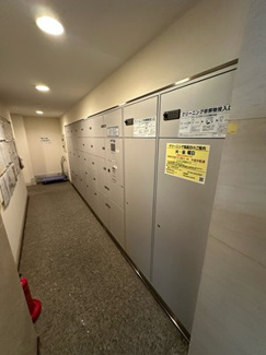 【その他共用部分】 | 共用エントランスには宅配BOXがあるので荷物の受け取りもスムーズに♪再配達の手間がかからないのが魅力♪