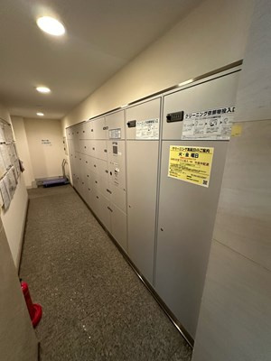 【その他共用部分】 | 新百合ヶ丘パークハウス三番街 | 共用エントランスには宅配BOXがあるので荷物の受け取りもスムーズに♪再配達の手間がかからないのが魅力♪