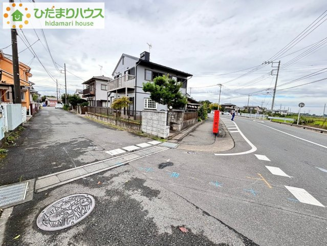 川島町中山　中古一戸建ての前面道路含む現地写真