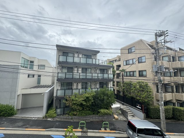 三光坂ホームズの展望|緩やかな三光坂に面したバルコニーからはのびやかに広がる空を望めます