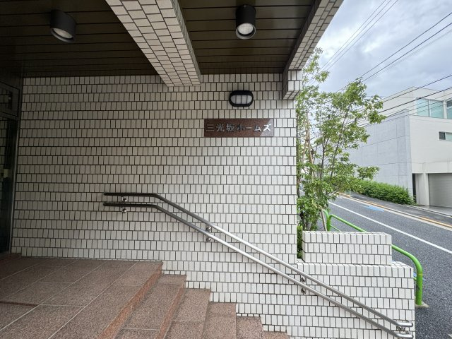 三光坂ホームズのエントランス|手入れの行き届いた鮮やかな植栽を横目に気持ちよくお出かけできます