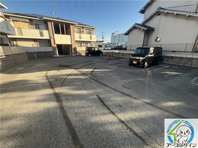シャーメゾン中尾の駐車場