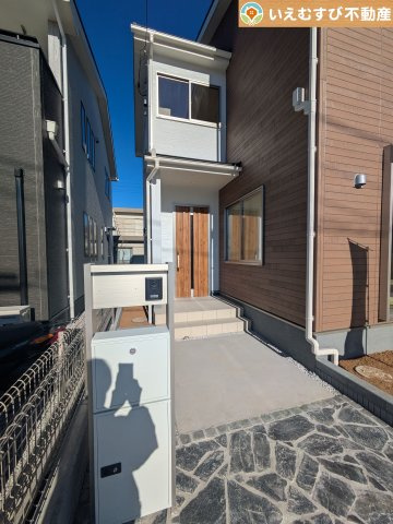 Livele Garden.S　熊谷石原2丁目第2のエントランス|落ち着いた色づかいのエントランス
駐車場からアクセスの良いエントランス。雨の日や荷物が多くても安心の動線♪