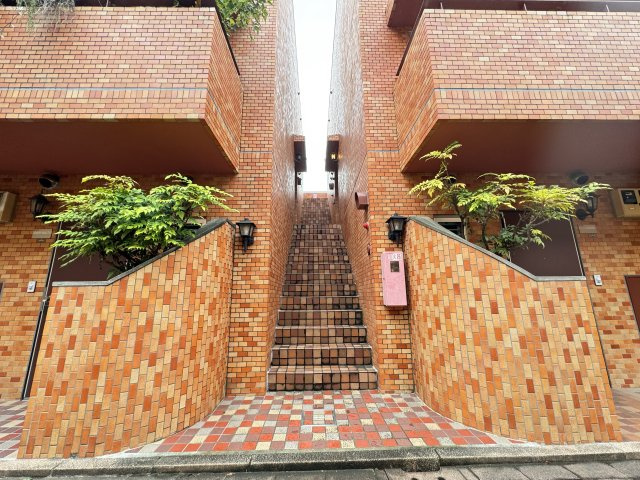 三田ダイヤモンドパレスA棟のその他共用部分|レンガ調の外観で、緑豊かなアプローチ