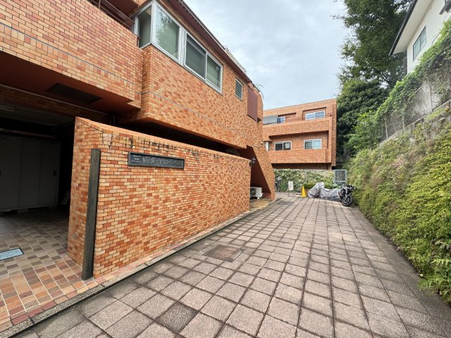 三田ダイヤモンドパレスA棟の外観|閑静な住宅街に佇む総戸数38戸のマンション